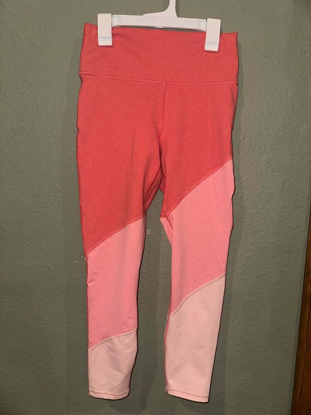 Fabletics High-Waisted Heathered Colorblock 7/8 Leggings in Grapefruit/Cupid/Gua